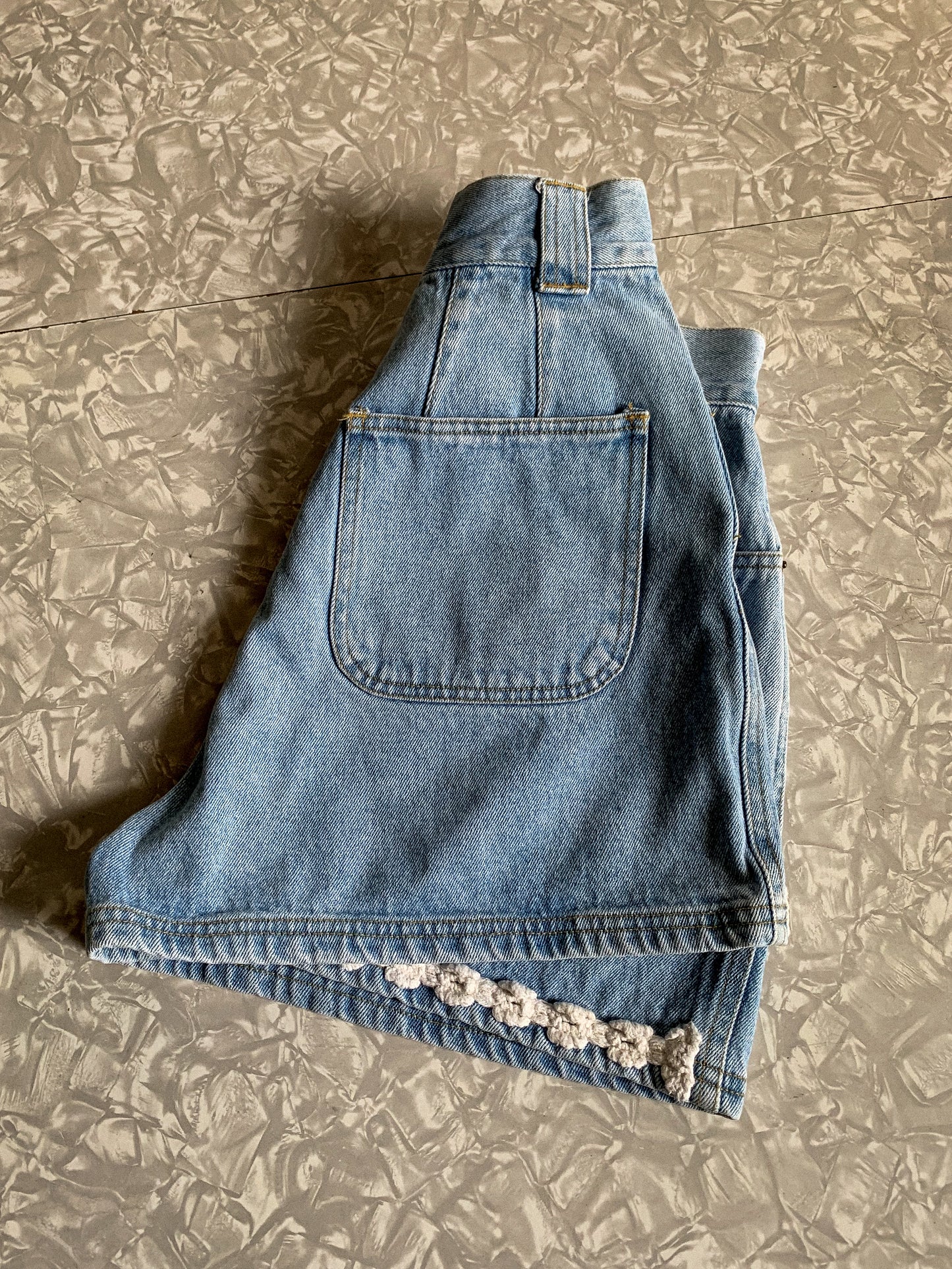 90s Light Wash Crochet Hem Denim Shorts (25-28"W)