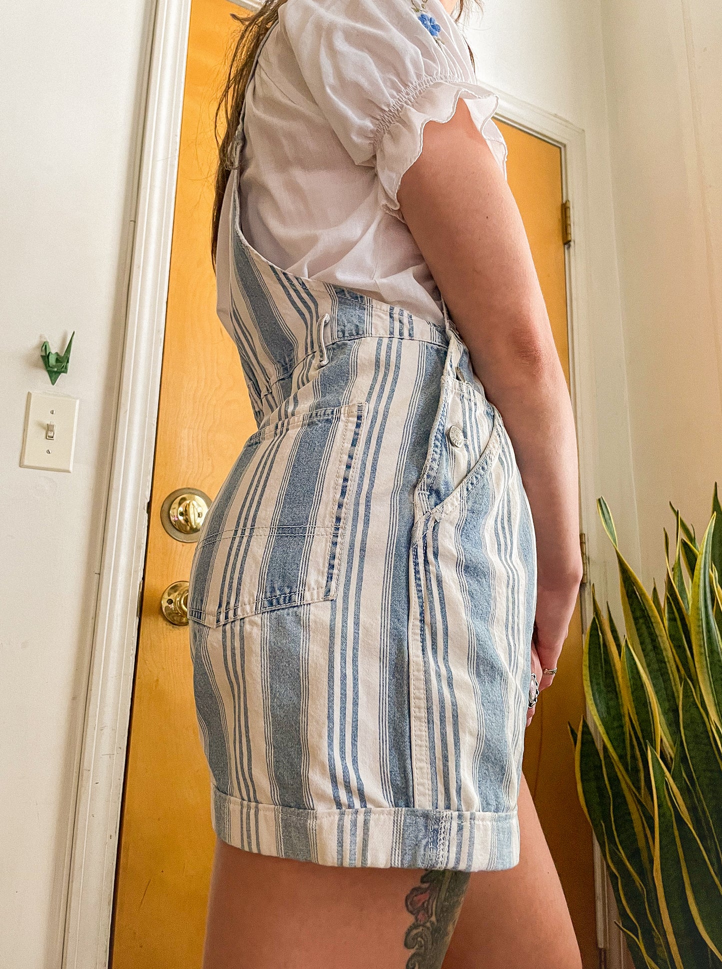 90’s Striped Bibbed Shorts Overalls (S-M)