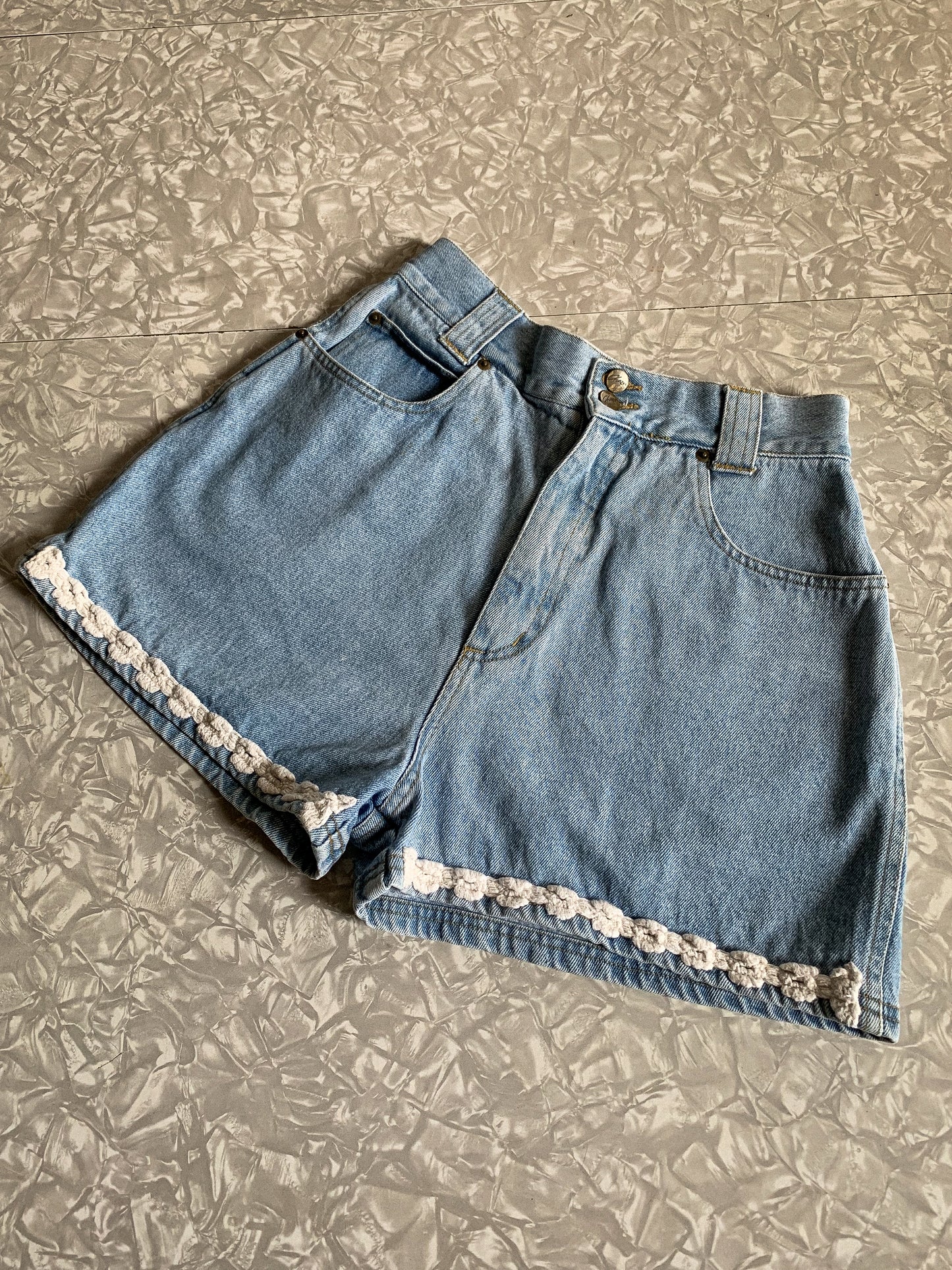 90s Light Wash Crochet Hem Denim Shorts (25-28"W)