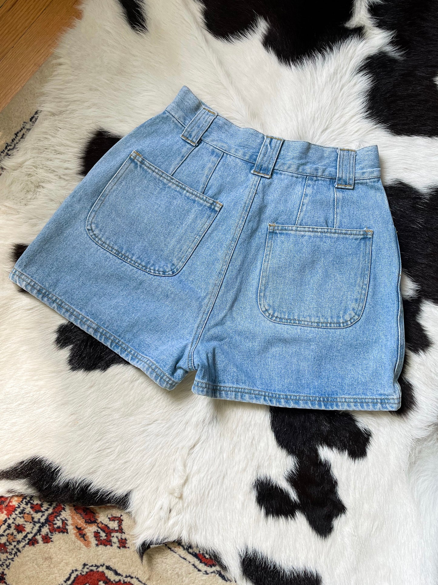 90s Light Wash Crochet Hem Denim Shorts (25-28"W)